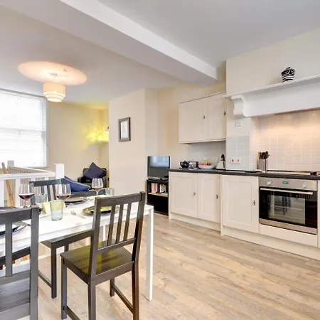 2 Bed In Whitby Oc-W402