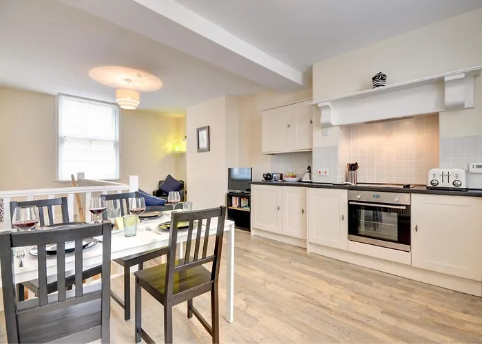 2 Bed In Oc-w402 * Whitby